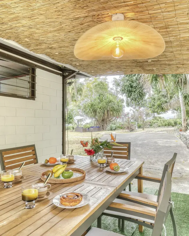 Grande table dressée sous la pergola pour un repas d'équipe